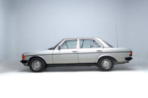Image 6/25 of Mercedes-Benz 300 D (1985)