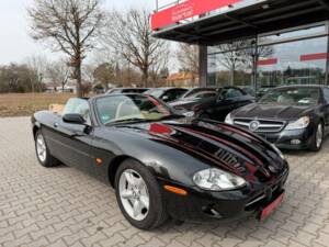 Image 6/34 of Jaguar XK8 4.0 (1997)