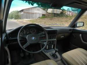 Image 26/42 of BMW 528i (1900)
