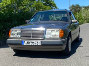 Image 2/5 of Mercedes-Benz 230 E (1991)