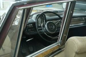 Image 22/50 of Mercedes-Benz 300 SE lang (1965)