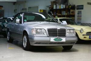 Immagine 4/43 di Mercedes-Benz E 200 (1994)