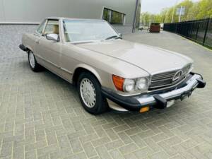 Afbeelding 6/36 van Mercedes-Benz 560 SL (1989)