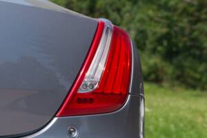 Immagine 33/37 di Jaguar XJ 5.0 (2011)