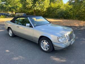 Obraz 28/61 pojazdu Mercedes-Benz E 220 (1996)