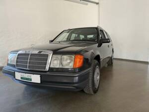 Image 15/43 of Mercedes-Benz 230 TE (1992)
