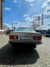 Bild 50/65 von Mercedes-Benz 380 SEC (1983)