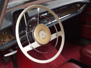 Image 11/31 of Mercedes-Benz 220 SE b (1963)