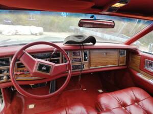 Image 2/8 of Cadillac Eldorado Biarritz Convertible (1983)