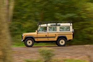 Image 37/42 of Land Rover 110 (1984)