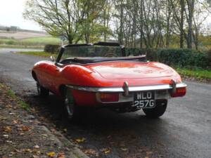 Image 4/18 de Jaguar E-Type (1968)
