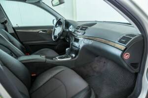 Bild 12/50 von Mercedes-Benz E 200 Kompressor T (2003)