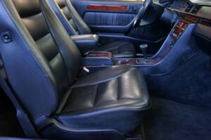 Immagine 15/30 di Mercedes-Benz 320 CE (1993)