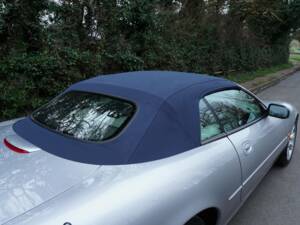 Image 18/19 of Jaguar XK8 4.0 (2001)