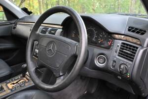 Image 27/50 of Mercedes-Benz E 320 (1998)