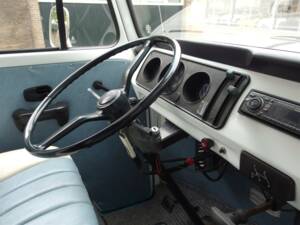 Bild 50/99 von Volkswagen T2b Kastenwagen (1977)
