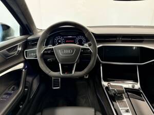 Immagine 17/31 di Audi RS6 Avant (2021)