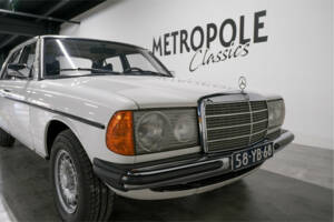 Image 2/27 of Mercedes-Benz 230 (1977)