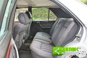 Image 6/10 of Mercedes-Benz E 200 (1994)