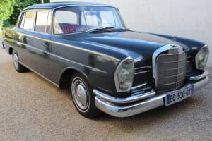 Image 2/18 of Mercedes-Benz 220 SE b (1961)