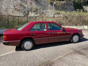 Image 5/50 of Mercedes-Benz E 200 (1993)
