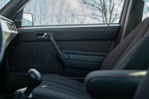 Imagen 40/50 de Mercedes-Benz 190 E (1988)