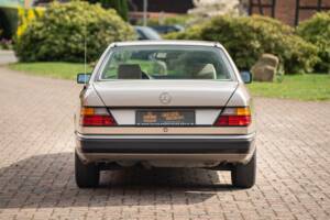 Afbeelding 17/63 van Mercedes-Benz 230 CE (1988)