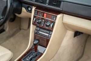 Image 45/83 de Mercedes-Benz E 220 (1996)