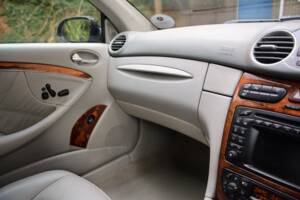 Image 38/49 of Mercedes-Benz CLK 500 (2004)