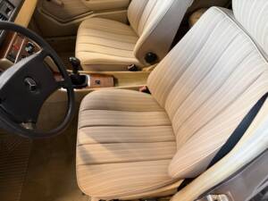 Afbeelding 16/36 van Mercedes-Benz 200 (1988)