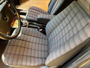 Bild 22/37 von Mercedes-Benz 190 E 2.0 (1991)