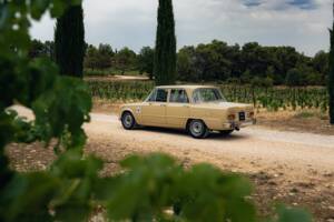 Image 2/18 of Alfa Romeo Giulia 1300 Super (1971)