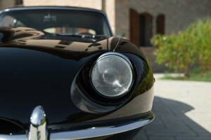 Image 13/50 de Jaguar E-Type (1968)