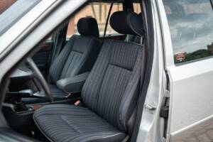 Imagen 26/72 de Mercedes-Benz 250 TD (1991)