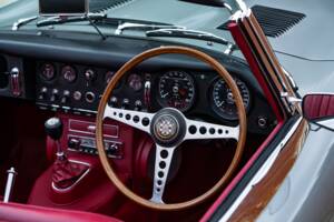 Image 21/34 de Jaguar E-Type (1968)