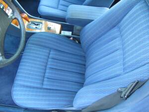 Immagine 11/19 di Mercedes-Benz 260 E (1990)