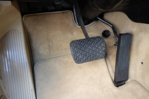 Image 27/63 of Mercedes-Benz 300 CE (1991)