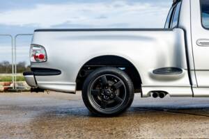 Image 29/50 of Ford F-150 SVT Lightning (2002)