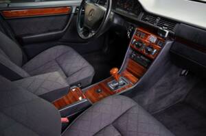 Image 13/36 de Mercedes-Benz E 220 T (1993)