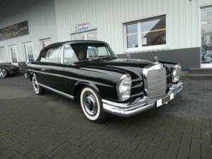 Imagen 1/26 de Mercedes-Benz 220 SE b (1963)