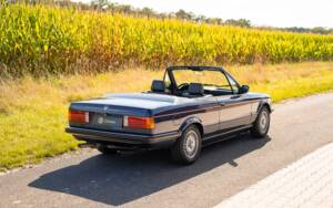 Immagine 6/35 di BMW 320i (1988)