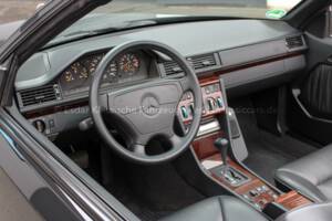 Image 17/33 of Mercedes-Benz E 200 (1994)