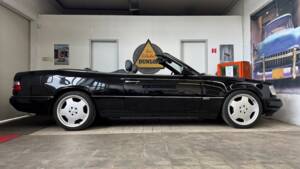 Image 35/36 of Mercedes-Benz E 320 (1995)