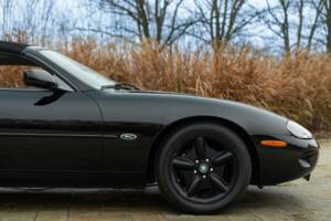 Bild 29/50 von Jaguar XK8 4.0 (2006)