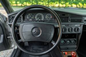 Obraz 37/50 pojazdu Mercedes-Benz 190 E 2.3-16 (1985)