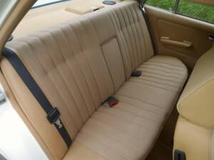 Immagine 25/50 di Mercedes-Benz 230 E (1900)