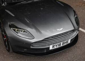 Image 22/39 of Aston Martin DB 11 Volante (2018)
