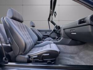 Image 14/27 of BMW 320i (1990)