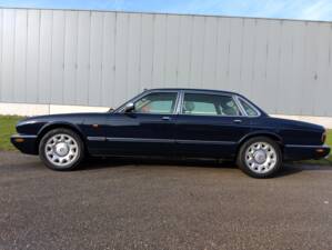 Image 2/71 of Daimler Super V8 (2000)