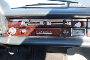 Image 27/50 of Mercedes-Benz 220 b (1965)